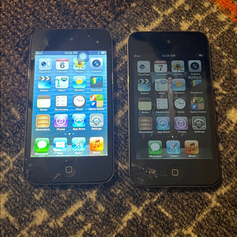 Apple Silver iPod Touch with USB Cable - Picture 4 of 5